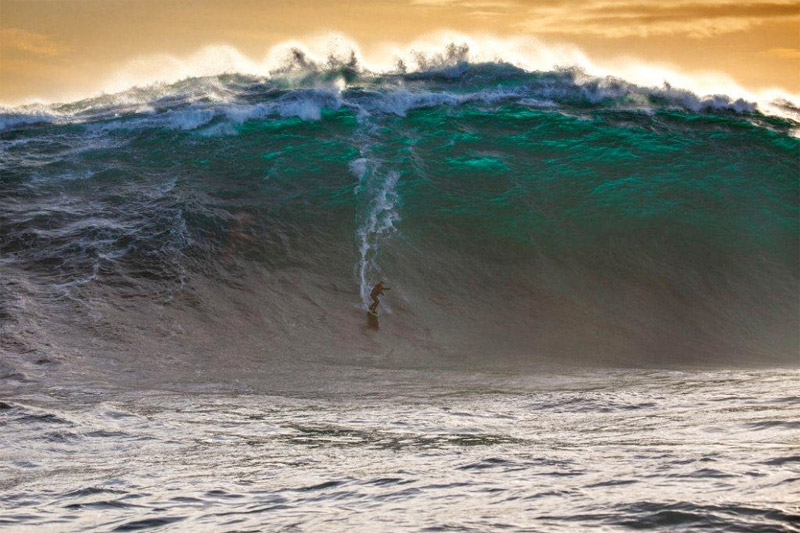 Big wave surf photo by Andrew Chisholm